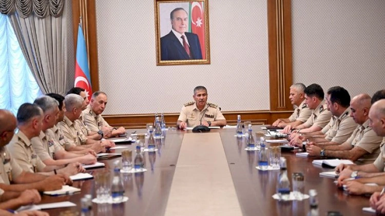 Müdafiə Nazirliyində mühüm görüş – Zakir Həsənov hərbi attaşelərlə bir araya gəldi