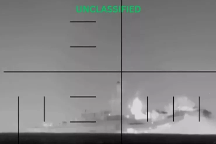 ABŞ İranın dron daşıyan gəmisini vurub yandırdı