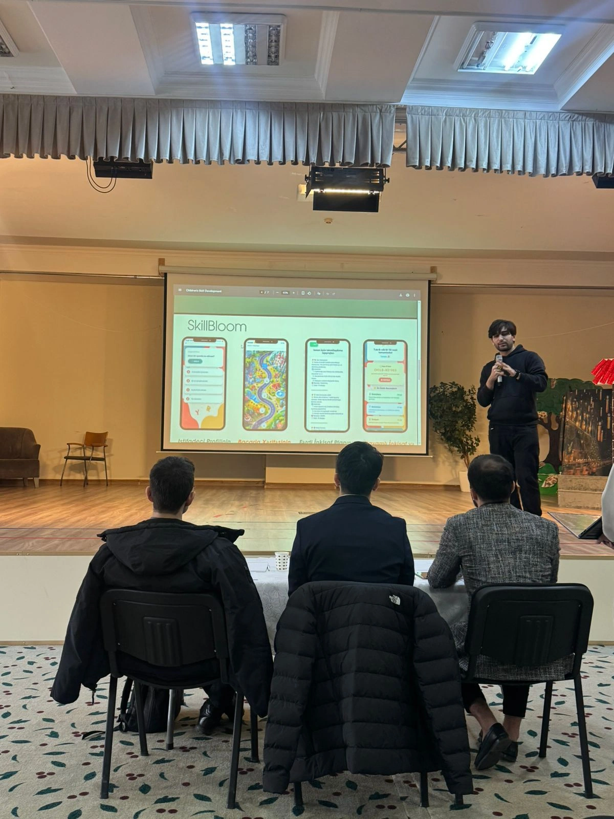 “Changemakers” AI Hackathon Oxbridge Akademiyasında uğurla keçirildi - FOTOLAR