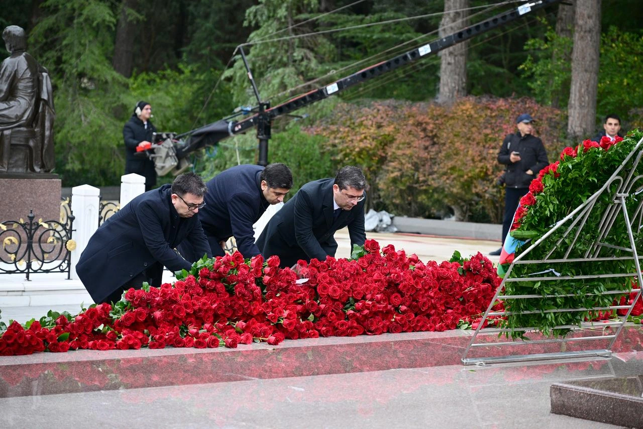 Media nümayəndələri Heydər Əliyevin xatirəsini anıblar - FOTO